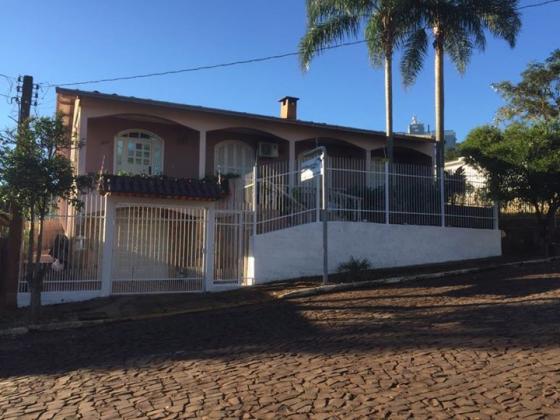 LINDA CASA EM ALVENARIA Á VENDA COM 156 M